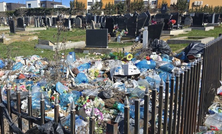 Velike deponije smeća unutar i pored groblja u Čaglavici