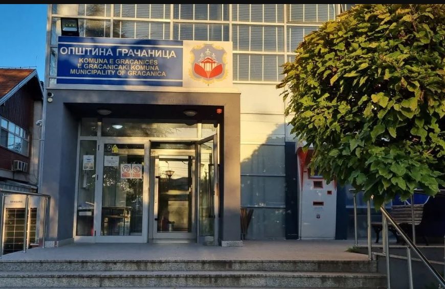 Predsednik opštine Gračanica traži reakciju međunarodne zajednice zbog uklanjanja srpskih zastava