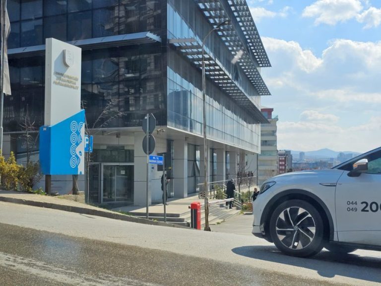 Kontroverzne mere Opštine Priština: Deset evra za ulazak automobilom, jedan evro za boravak