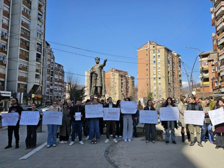 Protest studenata i profesora u Mitrovici: „Od skora su za Prištinu Srbi na Kosovu stranci, za Beograd odavno“
