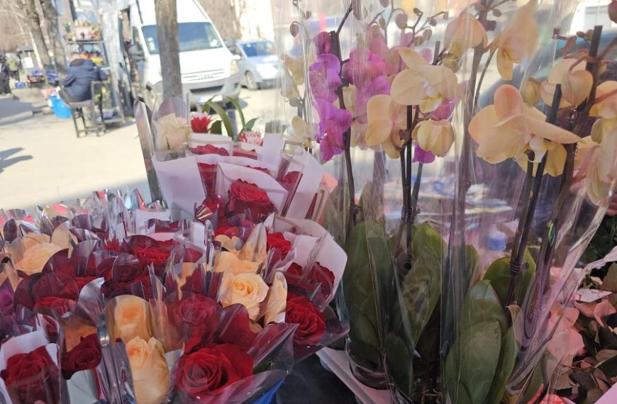 Dan žena obojen cvećem: Mitrovčani daruju ruže, karanfile, orhideje