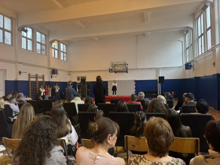 Luka Živković, Helena Inić, Danica Dančetović i grupa pevača OŠ „Kralj Milutin“ iz Gračanice – laureati okružnog takmičenja „Triolica“