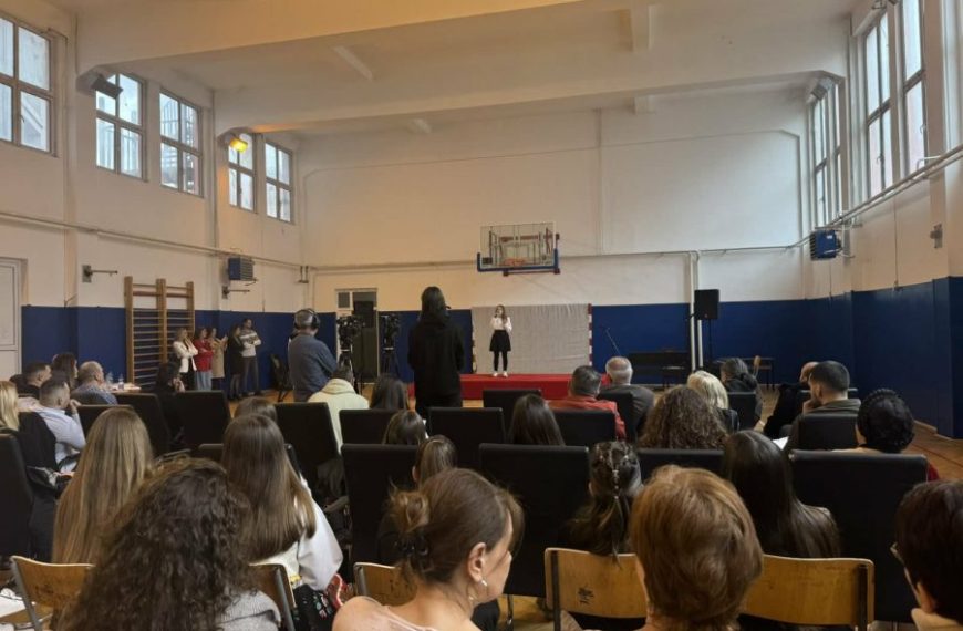 Luka Živković, Helena Inić, Danica Dančetović i grupa pevača OŠ „Kralj Milutin“ iz Gračanice – laureati okružnog takmičenja „Triolica“