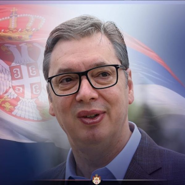 Vučić čestitao Vaskrs: Porodični sto…