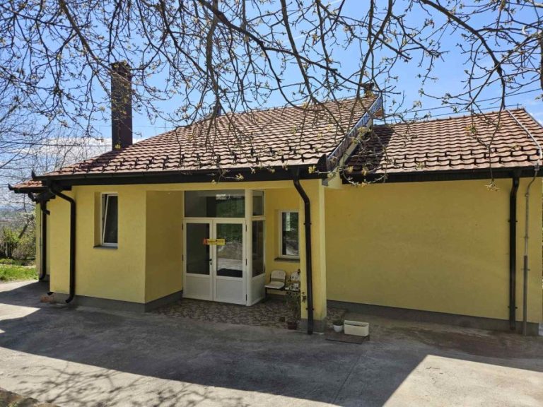 Srpska lista i Srpska demokratija osudile zatvaranje ambulanti i uklanjanje obeležja sa škole