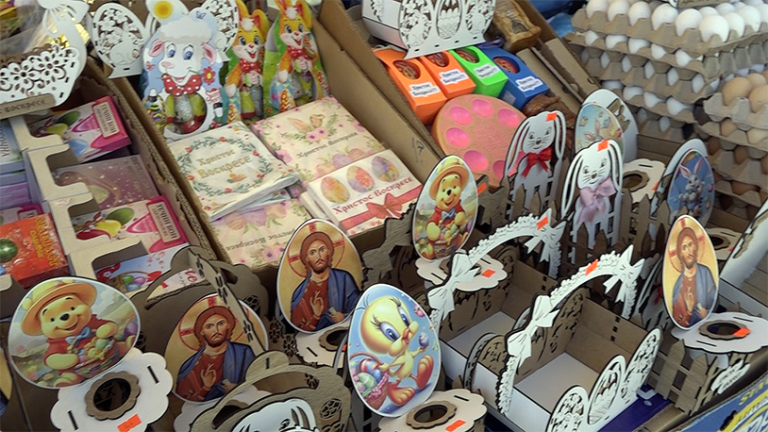 Pretpraznična atmosfera u Gračanici – postavljene nove srpske…