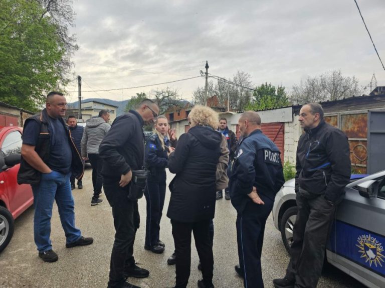 Severna Mitrovica: Razvučene žute trake‚ policija dobila zahtev da asistira prilikom rušenja garaža