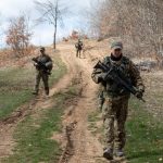 Letonski vojnici Kfora patroliraju uz&hellip;