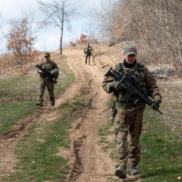 Letonski vojnici Kfora patroliraju uz&hellip;