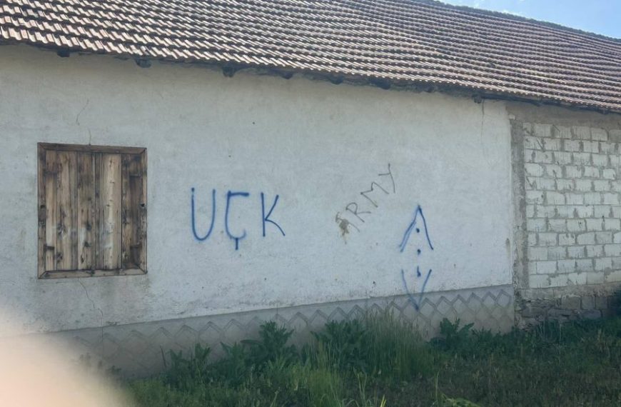 Grafiti OVK na kući srpske porodice u Mogili 