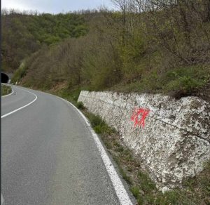 Grafiti „OVK“ na magistralnom putu u Zubinom Potoku