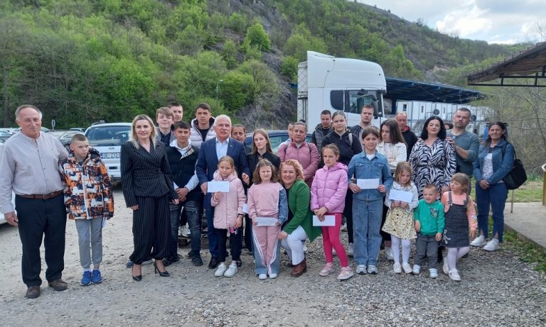 Arlov na Jarinju uručio donacije vredne 17.000 evra deci i Dnevnom centru u Kosovskoj Mitrovici