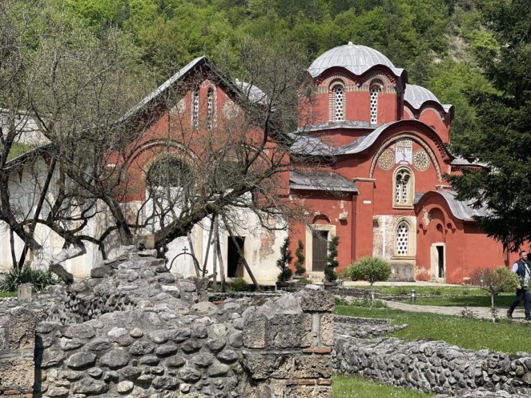 NVO: Sporne interpretacije i neprimereno ponašanje tokom školske posete Pećkoj patrijaršiji