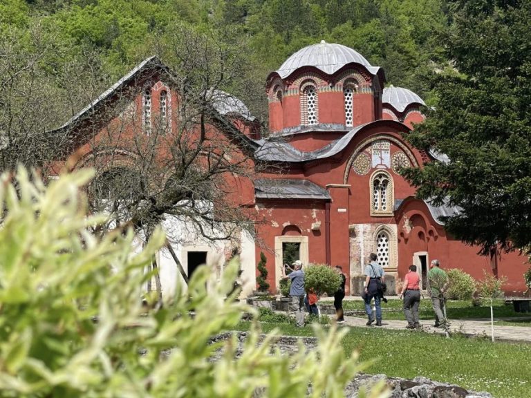 Patrijarh Porfirije služio vaskršnju liturgiju u Pećkoj patrijaršiji