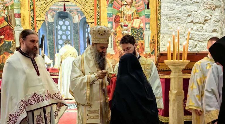 Na Veliku subotu patrijarh Porfirije služio liturgiju u Pećkoj Patrijaršiji