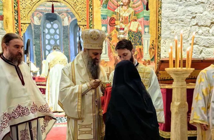 Na Veliku subotu patrijarh Porfirije služio liturgiju u Pećkoj Patrijaršiji