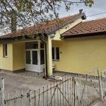 Skinute table sa kosovskim grbom&hellip;