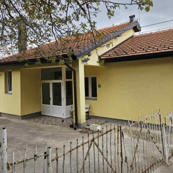 Skinute table sa kosovskim grbom&hellip;