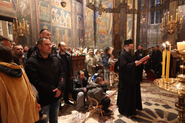 Patrijarh sutra u Dečanima, moldavski vojnici Kfora sa vernicima na Vaskrsu