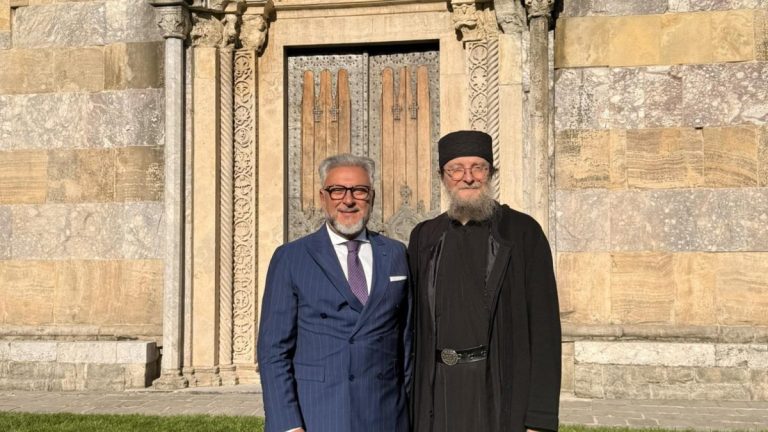 Šef EULEX-a posetio Visoke Dečane: Razgovor o zaštiti SPC i kulturne baštine