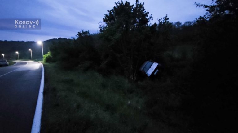 Automobil sleteo sa puta kod Leposavića, povređeni van životne opasnosti