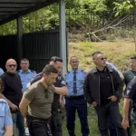 Mladići privedeni ispred manastira u…