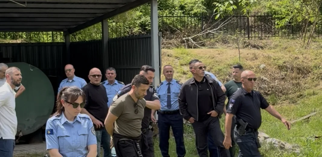 Mladići privedeni ispred manastira u Prizrenu pušteni na slobodu