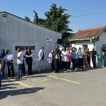 Nastavljena okupljanja ispred zdravstvenih i…