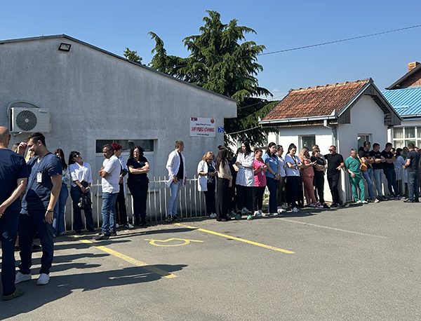 Nastavljena okupljanja ispred zdravstvenih i…