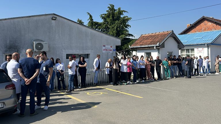 Nastavljena okupljanja ispred zdravstvenih i obrazovnih institucija u…