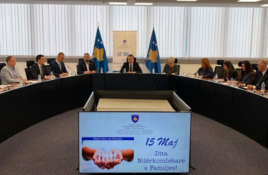 Kurti najavio veće socijalne naknade: Dečji dodatak do 90, naknade za porodilje do 500 evra