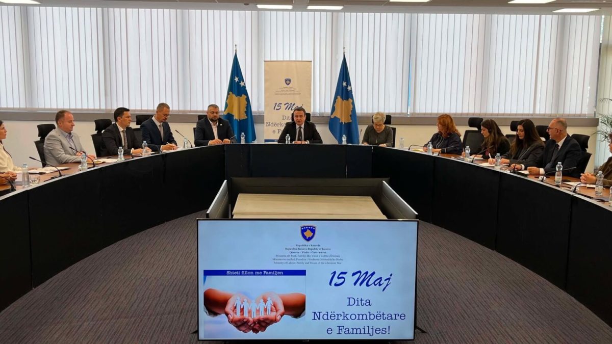 Kurti najavio veće socijalne naknade: Dečji dodatak do 90, naknade za porodilje do 500 evra