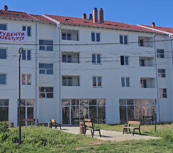 U Lapljem Selu postavljen transparent&hellip;