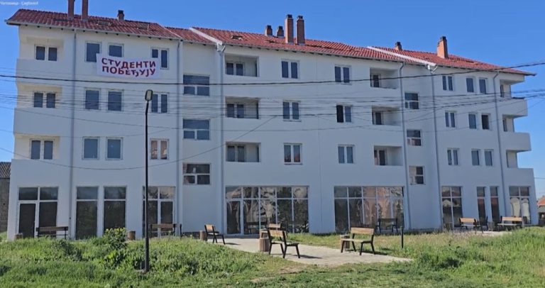 U Lapljem Selu postavljen transparent „Studenti pobeđuju“