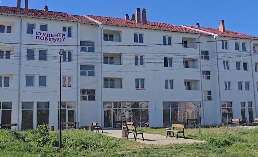 U Lapljem Selu postavljen transparent „Studenti pobeđuju“