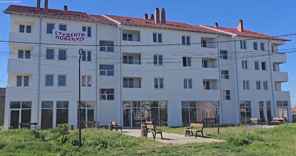 U Lapljem Selu postavljen transparent „Studenti pobeđuju“