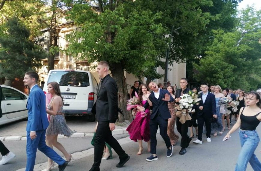 Defile maturanata Gimnazije u Kosovskoj Mitrovici