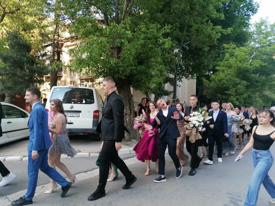 Defile maturanata Gimnazije u Kosovskoj Mitrovici