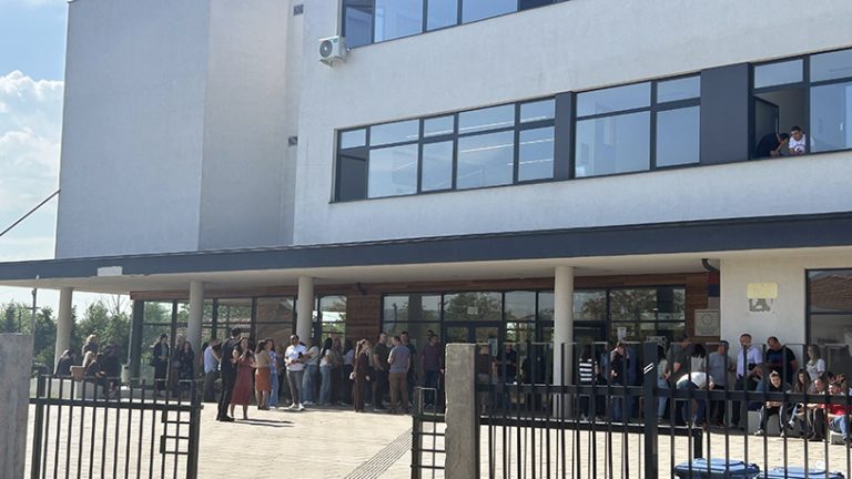 Svakodnevni protesti zaposlenih u zdravstvu i obrazovanju na…