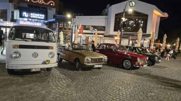 Prizren: „Oldtajmer fest“ na Šadrvanu okupio ljubitelje starih automobila iz regiona