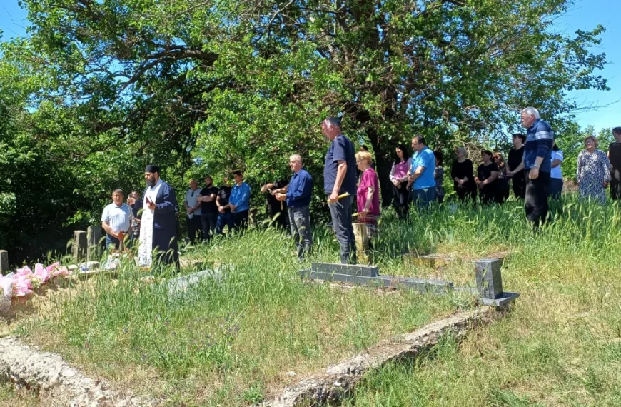 Zadušnice obeležene na grobljima u Orahovcu i Prizrenu