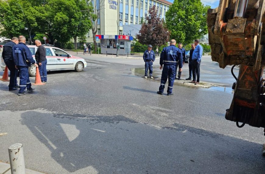 Pukla vodovodna cev u ulici Knjaza Miloša, deo potrošača u Severnoj Mitrovici bez vode