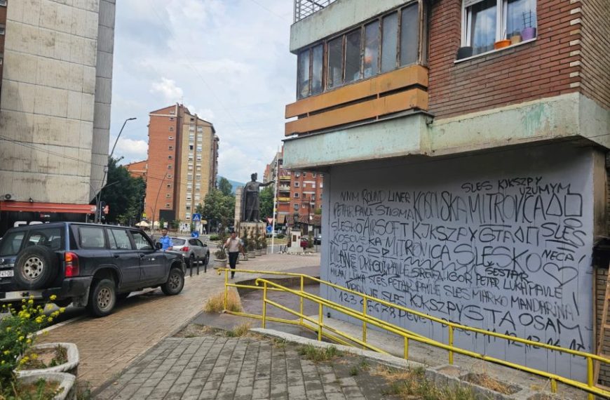 Četvorica mladića privedena zbog pokušaja oslikavanja murala u Severnoj Mitrovici