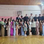 Kosovska Mitrovica večeras aplaudirala maturantima…