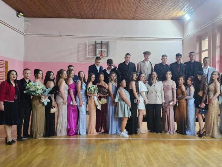 Kosovska Mitrovica večeras aplaudirala maturantima Medicinske škole