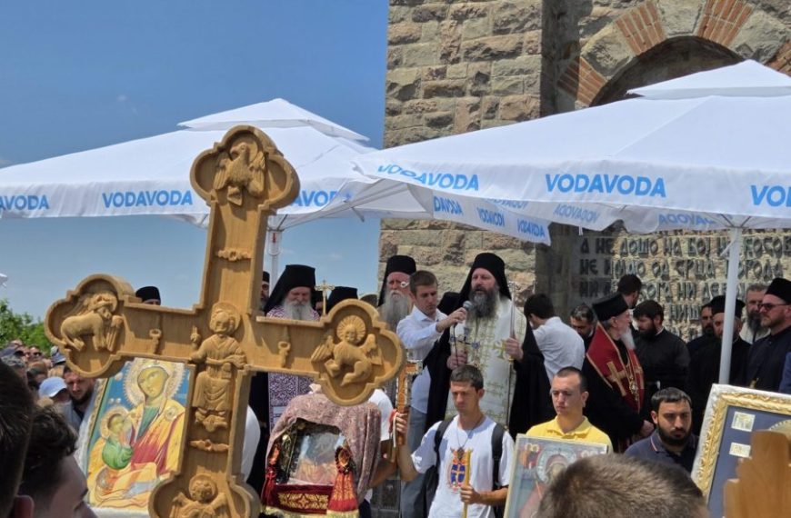 U prisustvu velikog broja vernika, služen parastos na Gazimestanu