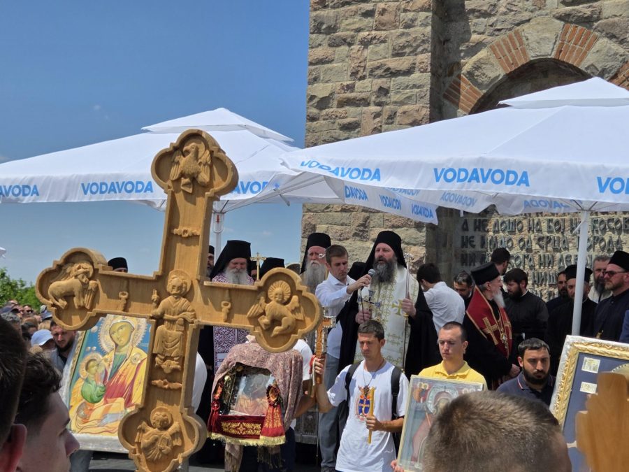 U prisustvu velikog broja vernika, služen parastos na Gazimestanu