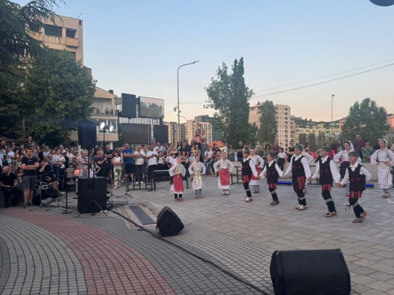 Pesmom i igrom “U susret Vidovdanu” u Kosovskoj Mitrovici