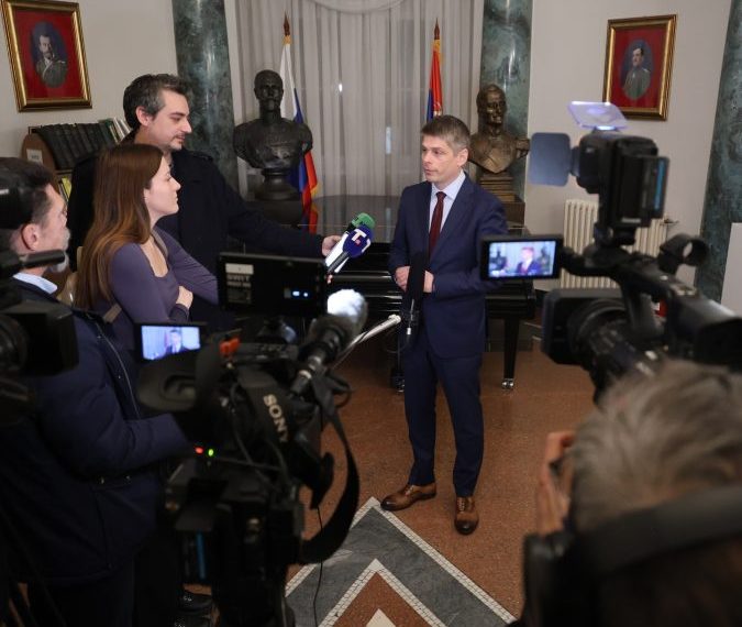 Gujon: Izložba „Ugroženi i zaboravljeni ljudi“ podseća Evropu na položaj Srba na KiM