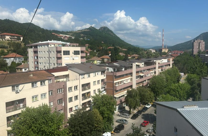Stanari Beriljskih zgrada u Severnoj Mitrovici bez struje nakon izlivanja kanalizacije